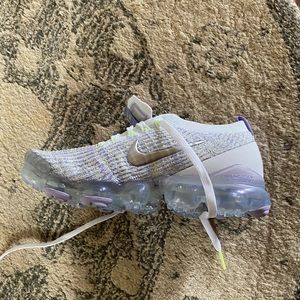 one vapor max shoe